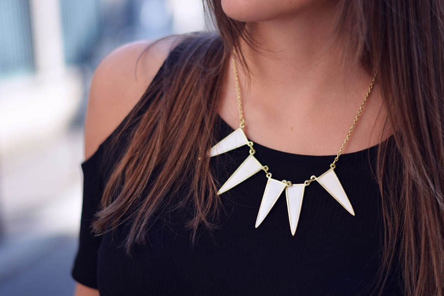 collier triangles blanc
