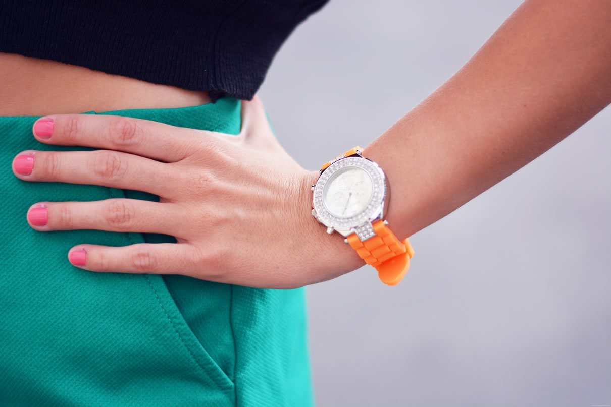 montre argent et orange