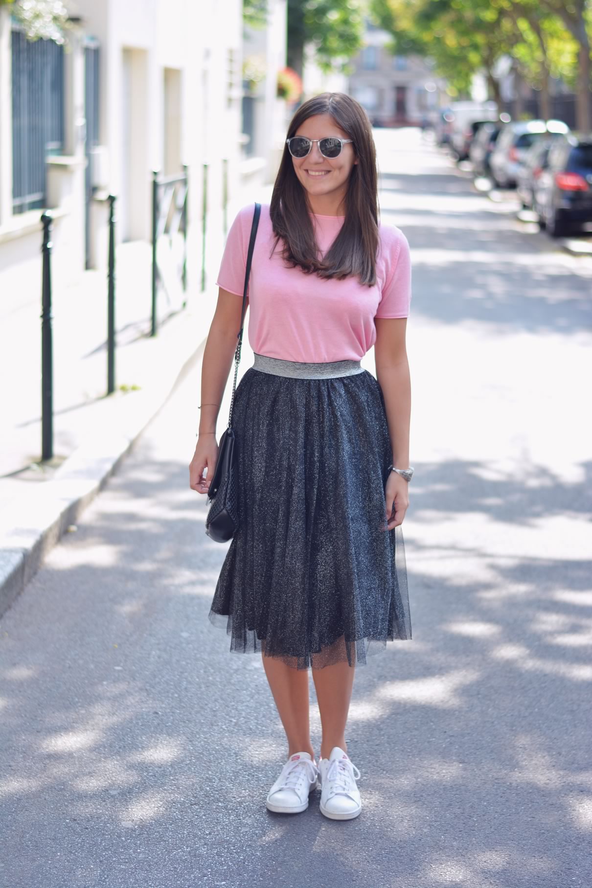 look jupon paillettes et top rose
