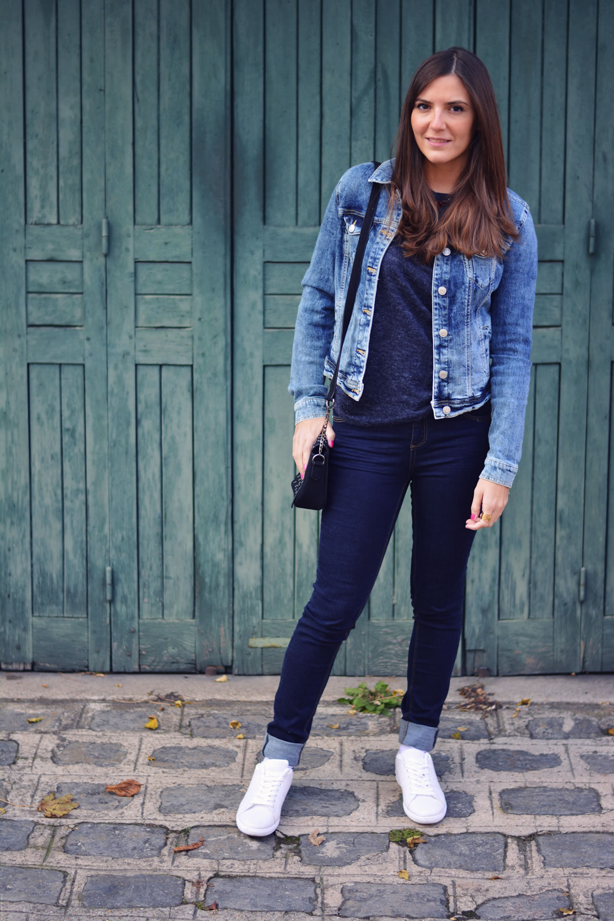 fashion bloger wearing jeans