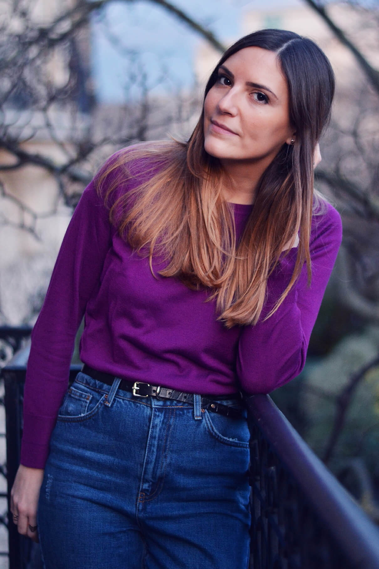 stylee avec un pull violet blog mode paris