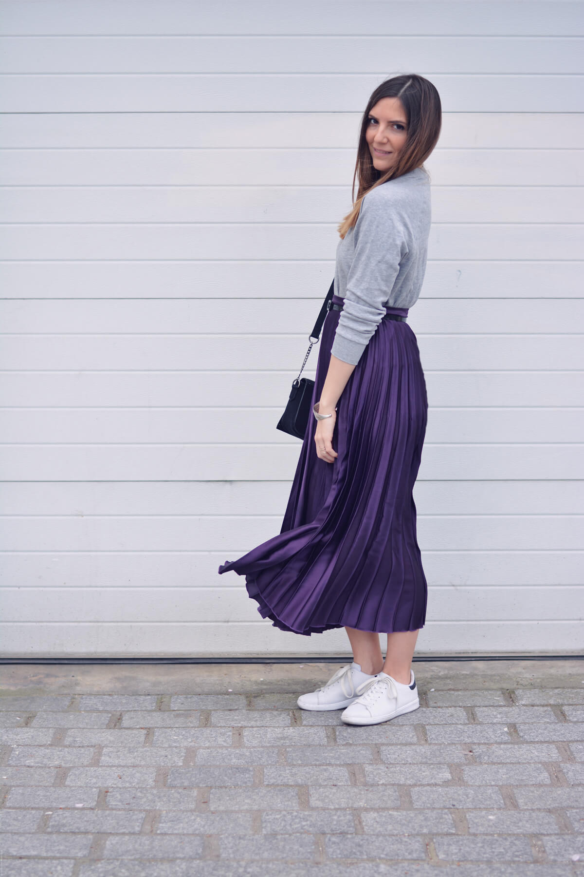 look tendance avec une jupe plissee blog mode paris les caprices d iris