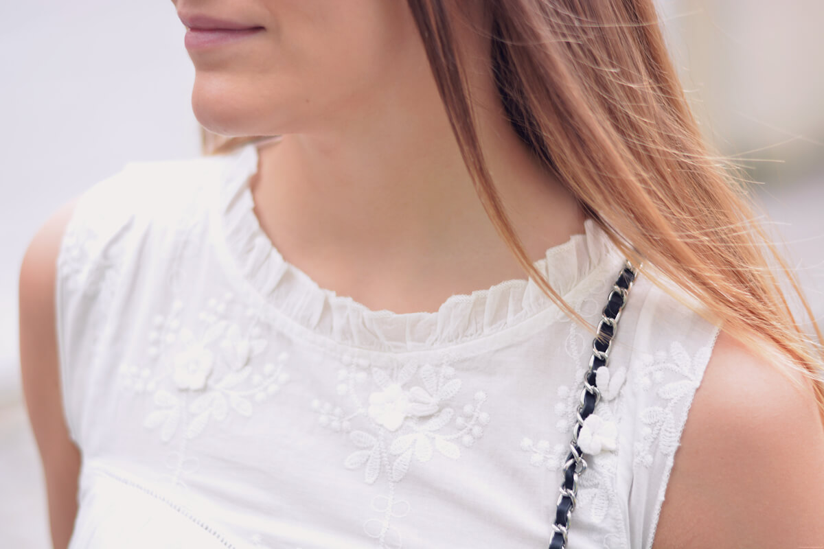 detail blouse dentelle et broderie nafnaf