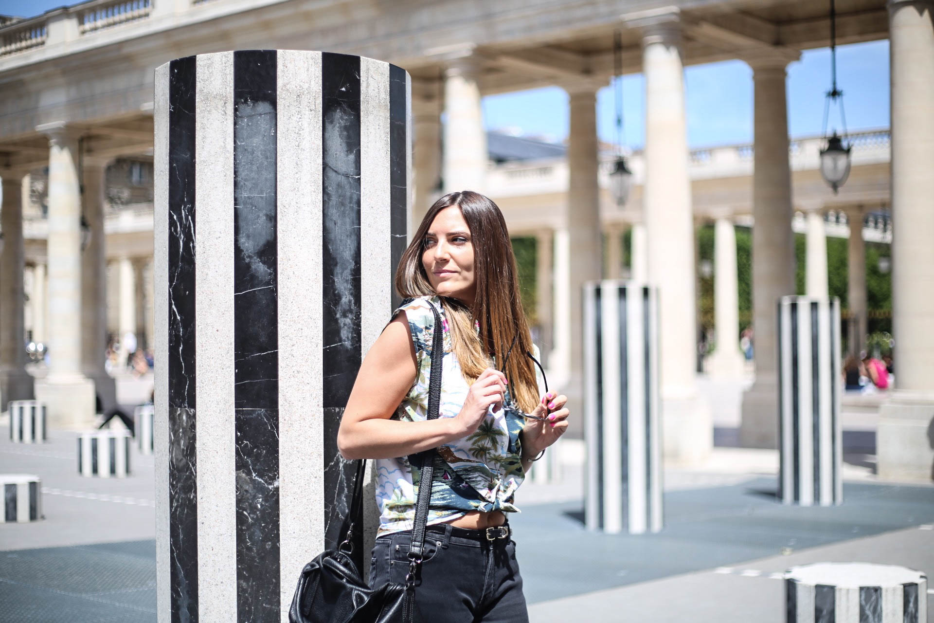 look tendance avec une chemise imprimee tropical