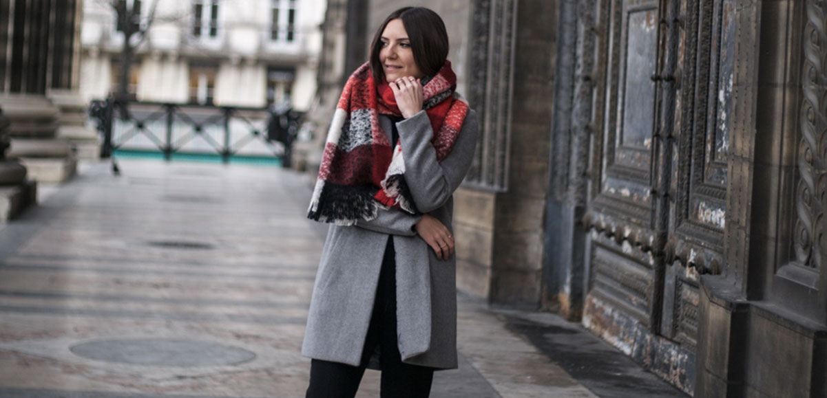 stylee avec une grosse echarpe